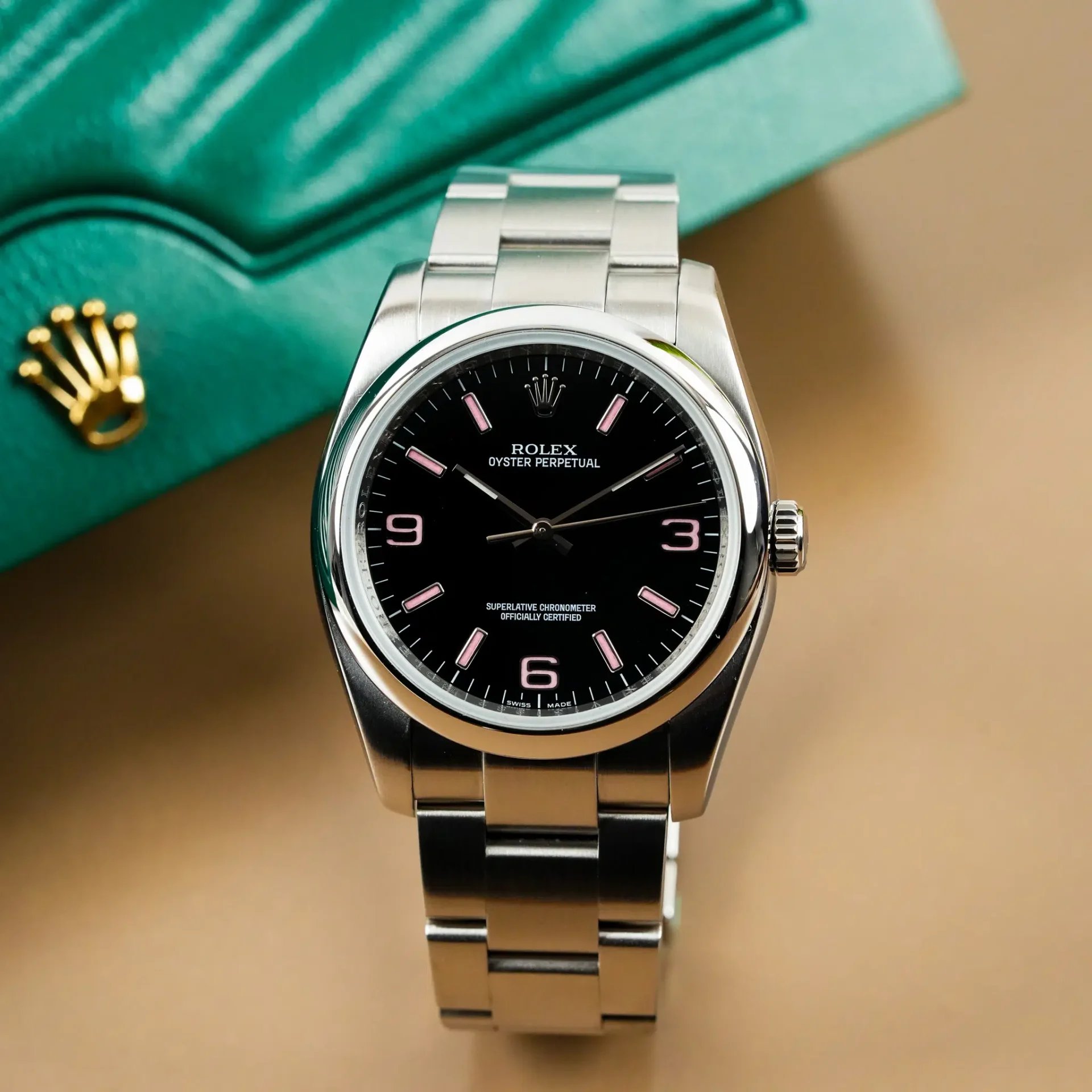Rolex Oyster Perpetual Black on Pink Index 116000 - Görsel 3