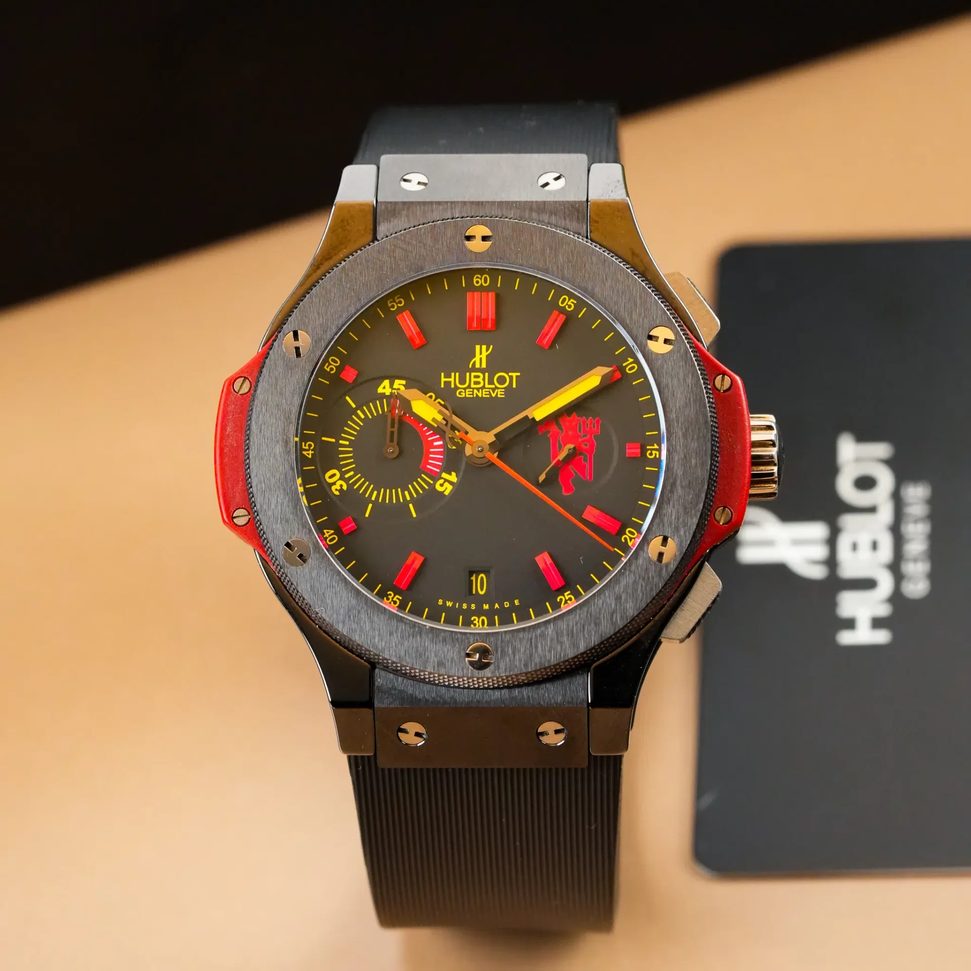 Hublot Big Bang 44 mm Red Devil Manchester United Limited Edition of 500 Black Ceramic 318.CM.1190.RX.MAN08 - Görsel 3