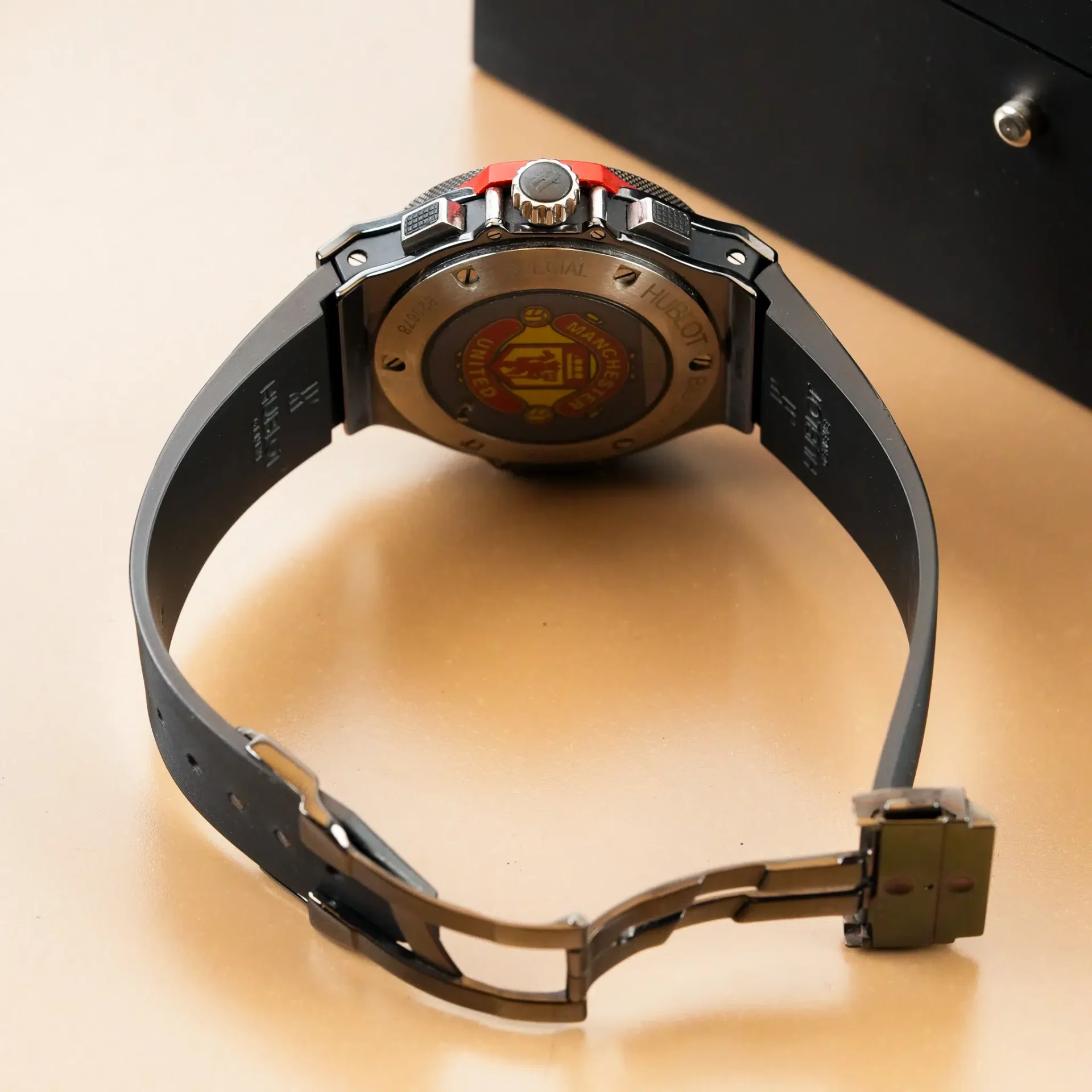 Hublot Big Bang 44 mm Red Devil Manchester United Limited Edition of 500 Black Ceramic 318.CM.1190.RX.MAN08 - Görsel 9