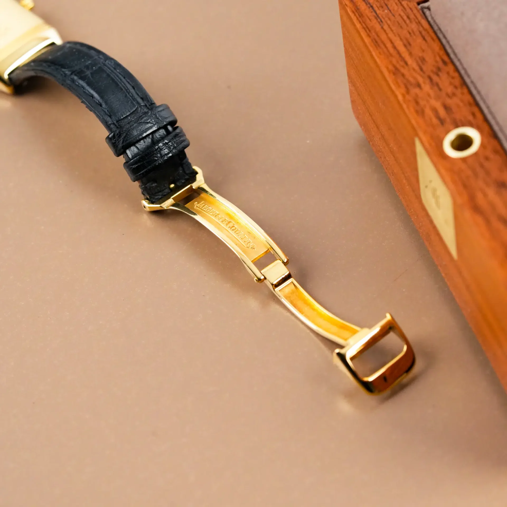 Jaeger-LeCoultre Reverso Lady 18K Yellow Gold 260.1.08 - Görsel 10