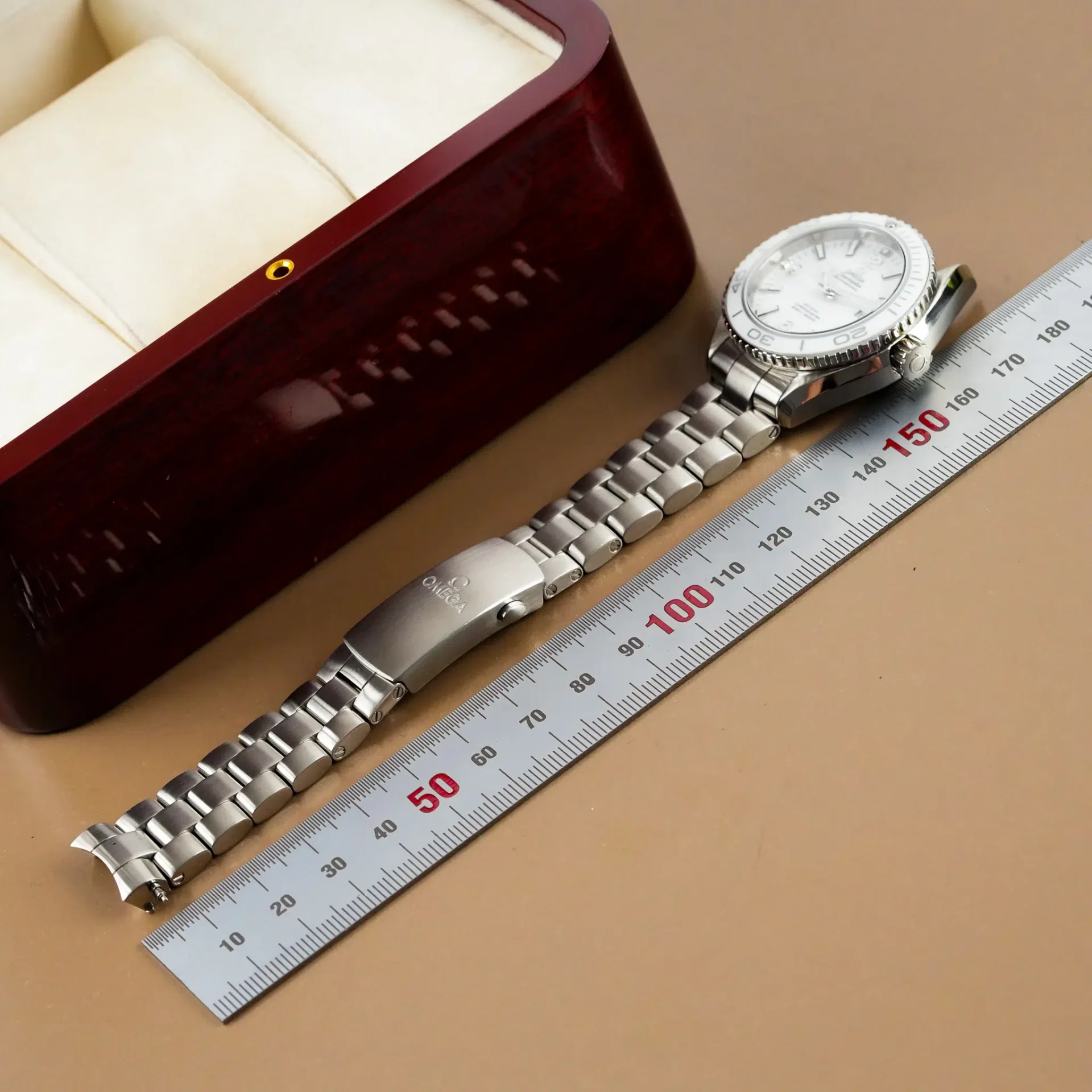 Omega Seamaster Planet Ocean 600M 232.30.38.20.04.001 - Görsel 11